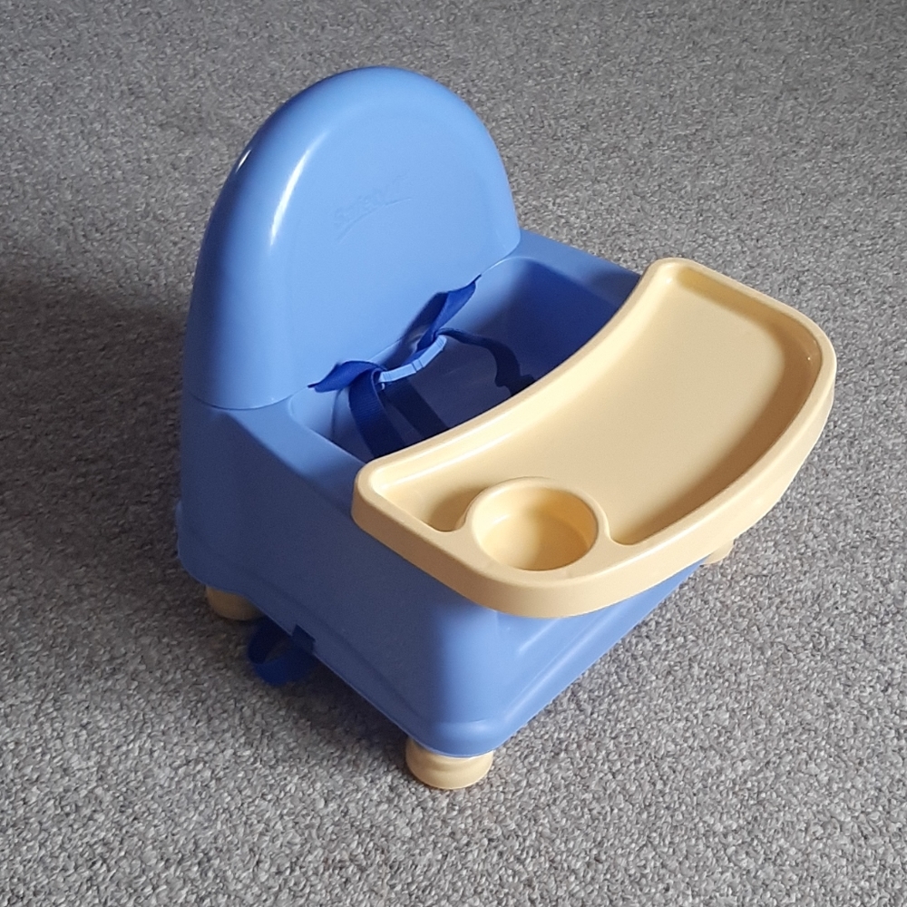 Safety 1st Swing Tray Feeding Booster Chair.